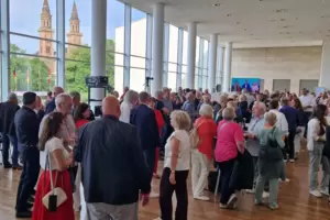Blick ins Foyer des Pfalzbaus bei der Wahlparty. Blick ins Foyer des Pfalzbaus bei der Wahlparty.