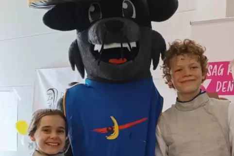 Strahlen mit dem Maskottchen um die Wette: die U13-Fechter der VT Zweibrücken, Mia Eve Paul und Johann Knauft.