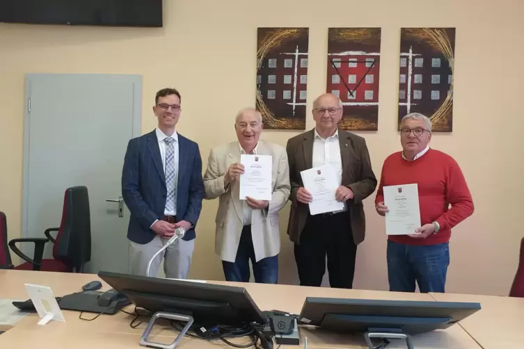 Von links: Amtsgerichtsdirektor Daniel Hoffmann, Hans-J&uuml;rgen H&auml;fner, G&uuml;nter Lauer und Manfred B&uuml;hler.
