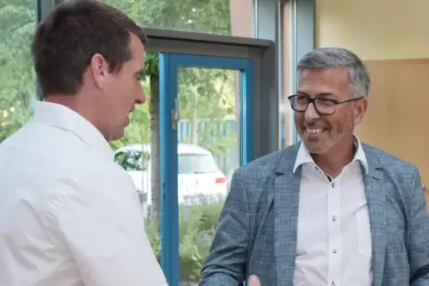 Wahlgewinner unter sich: der neue Schwegenheimer Ortschef Andreas Weber (rechts) und Holger Hellmann von der FWG. 