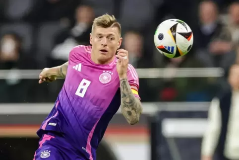 Der Ball hört (fast) immer auf ihn: Toni Kroos während des Testspiels im März gegen die Niederlande. 