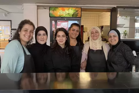 Dolly El-Ghandour (links) und ihr Team im neuen Restaurant „ZuHaus“: Janna Osta, Haifa Osta, Nura El-Ghandour, Rimane Abdul-Jali