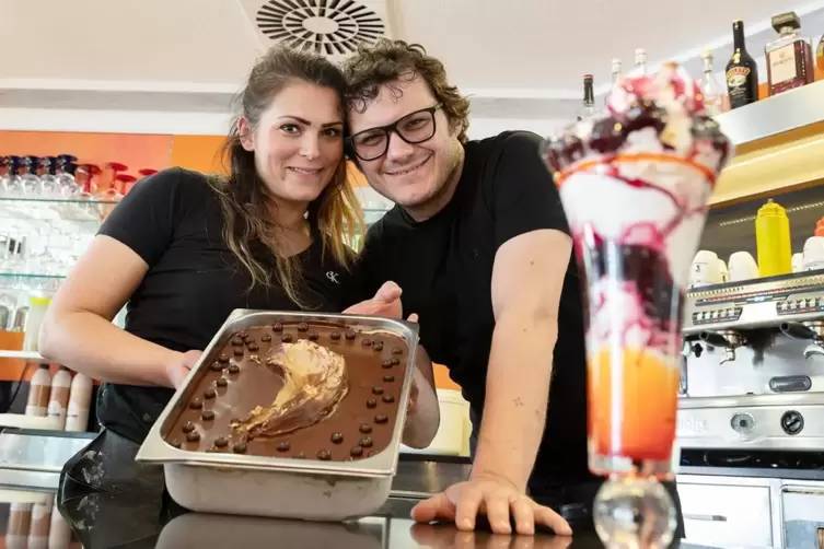 Assunta Capalbo und Mattia Polentes vom &bdquo;Eiscaf&eacute; by Mattia&ldquo;. 