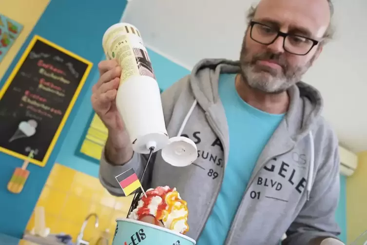 Oliver Haase von &bdquo;Zaroli Eis&ldquo; hat den EM-Becher im Programm. 