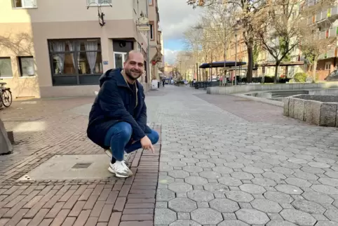 Hier soll ein Poller die Prinzregentenstraße vor Autoverkehr schützen, wie Osman Gürsoy zeigt. 