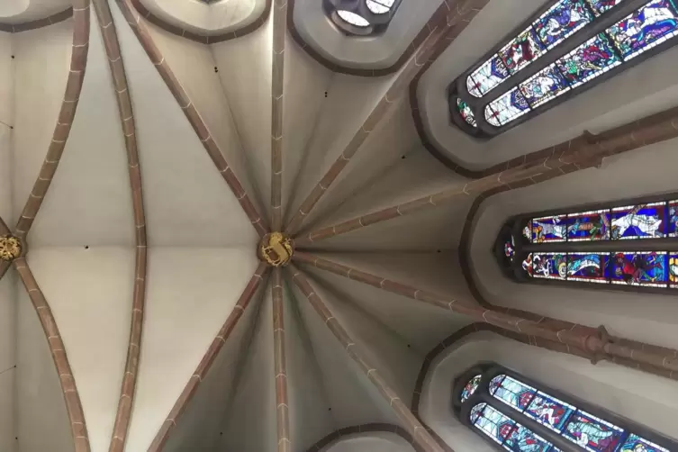 Gotische Elemente: Blick an die Decke im Chor der Ludwigskirche. 