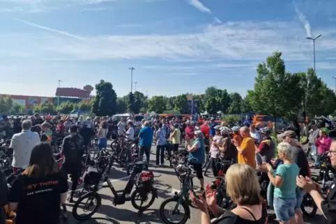 Start auf dem Parkplatz des Maximiliancenters.