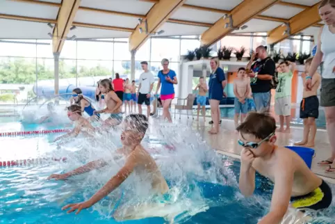 Krönender Abschluss: Die siegreichen Salierschüler tauchen nach 1,80 Meter tief schlummernden Ringen.