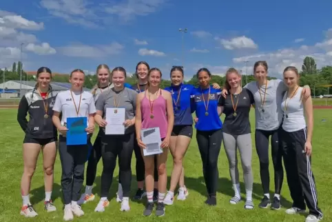 Mit Medaillen und Urkunden: Die HHG-U20-Frauen haben das Heimspiel im Zweibrücker Westpfalzstadion gewonnen. Mit Medaillen und Urkunden: Die HHG-U20-Frauen haben das Heimspiel im Zweibrücker Westpfalzstadion gewonnen.