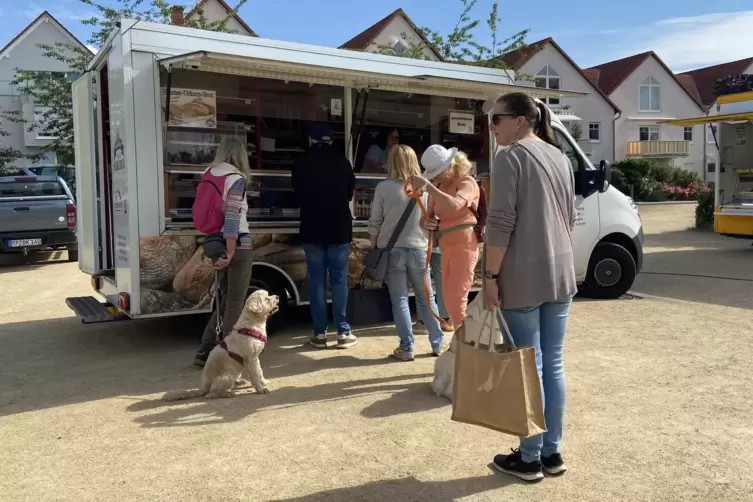  Die Schlange am Wagen der B&auml;ckerei Scheurich rei&szlig;t nicht ab. Ein B&auml;ckergesch&auml;ft gibt es in Diedesfeld schon l&auml;nger nicht mehr.