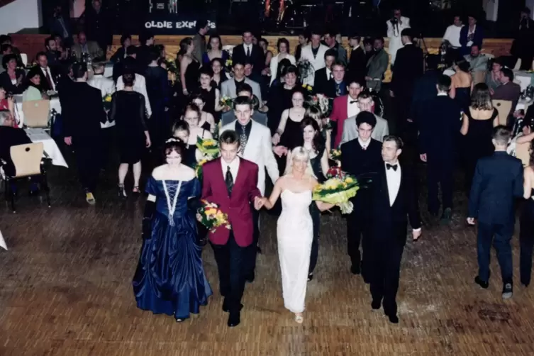 Premiere: der erste Abschlussball der Tanzschule in der Stadthalle Deidesheim im Jahr 2000. 