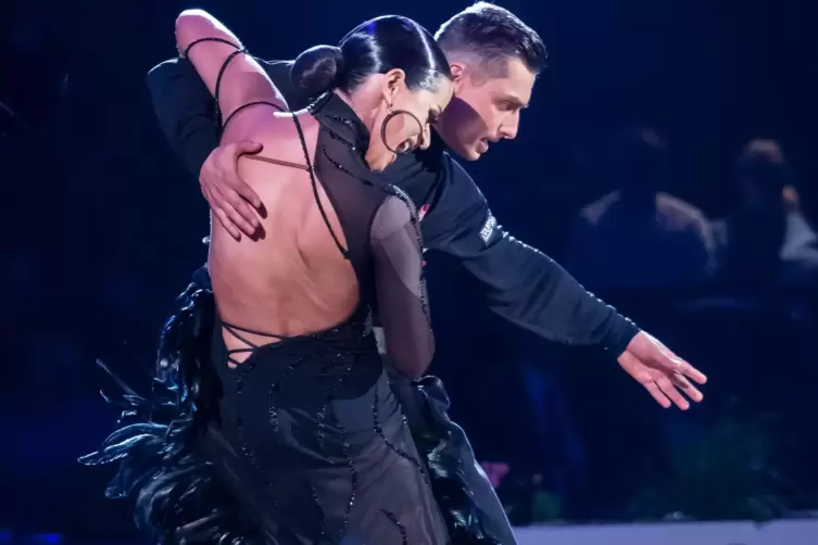 Starg&auml;ste beim Jubil&auml;umsball: Malika Dzumaev und Zsolt S&aacute;ndor, &bdquo;Let&rsquo;s Dance&ldquo;-Gewinner 2023.