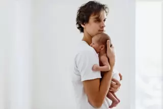 Aus der Bindungstheorie weiß man: Kinder profitieren, wenn sie schon früh Zeit mit dem Vater verbringen.