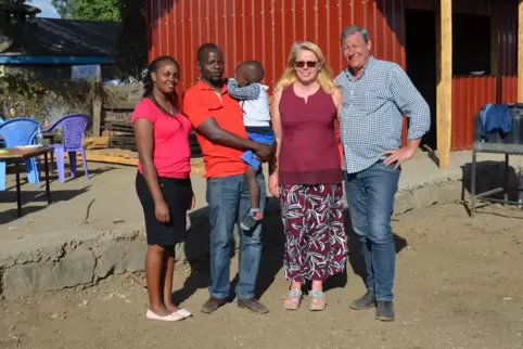 Benjamin Mbatia (Zweiter von links) mit seiner Familie, zu der auch Anke und Reinhard Glaser aus Bad Bergzabern gehören.