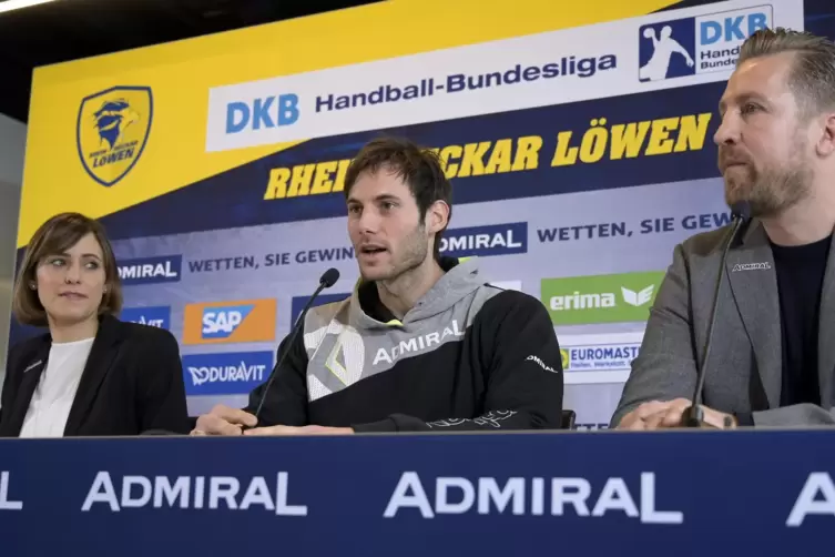 Jennifer Kettemann holte Uwe Gensheimer zur&uuml;ck zu den L&ouml;wen, rechts Oliver Roggisch.