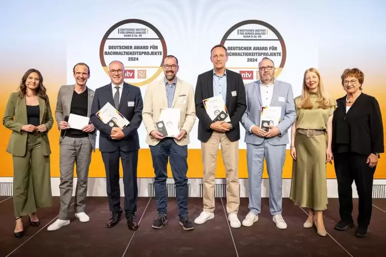 Rolf Lulei, Bereichsleiter Business Solutions bei den Pfalzwerken (Vierter von rechts) bei der Preisverleihung.