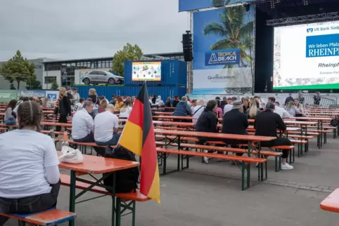 Die Arena füllt sich langsam. 
