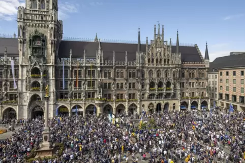 Der Marienplatz in München musste am Freitagnachmittag abgeriegelt werden – es waren zu viele Schotten gekommen. 