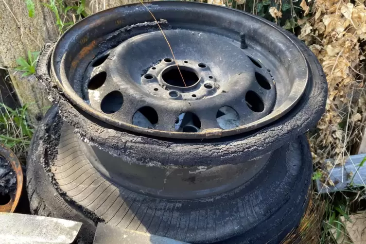Nicht mehr zu gebrauchen: Auch die Autoreifen, die Willi Brunners Nachbar im Garten hatte, sind Opfer der Flammen geworden. 