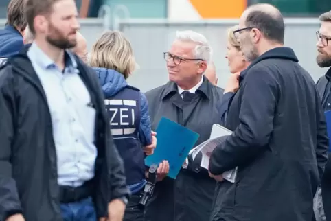 Am Tag der Tat in Mannheim: Innenminister Thomas Strobl lässt sich auf dem Marktplatz informieren.