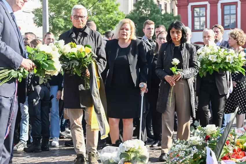 Gedenkfeier für den getöteten Polizisten am Tatort: Strobl mit Bundesinnenministerin Nancy Faeser.