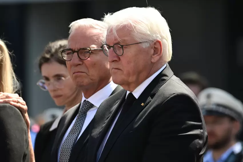 Betroffenheit und Bestürzung: der stellvertretende Regierungschef von Baden-Württemberg an der Seite des Bundespräsidenten Frank