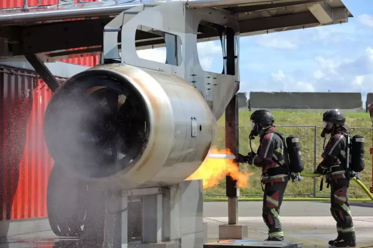Anstrengend waren f&uuml;r die Feuerwehrleute die Vorf&uuml;hrungen an der Brandsimulationsanlage.