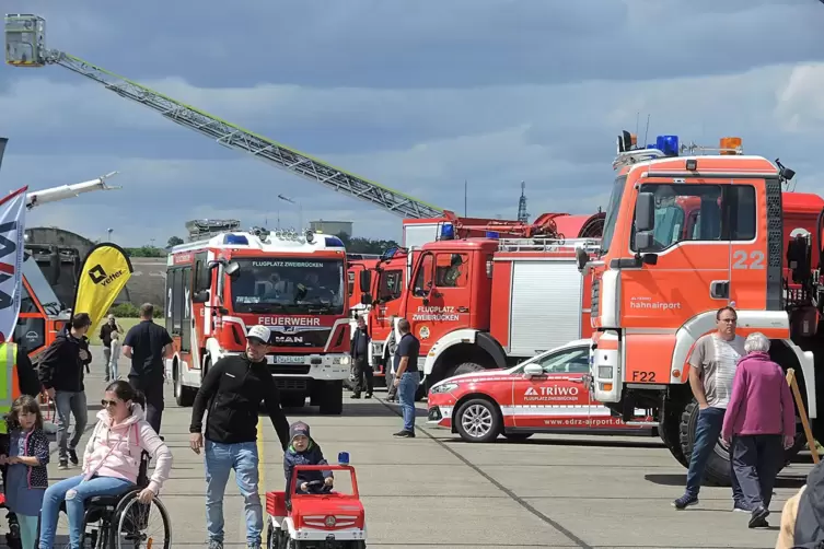 Eine gro&szlig;e Ausstellung zeigte Feuerwehrfahrzeugen und -technik. 