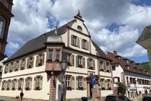 1705 wurde das Alte Rathaus in Bad Bergzabern erbaut, seit 1839 ist es in städtischem Besitz. Derzeit haben Volkshochschule und 