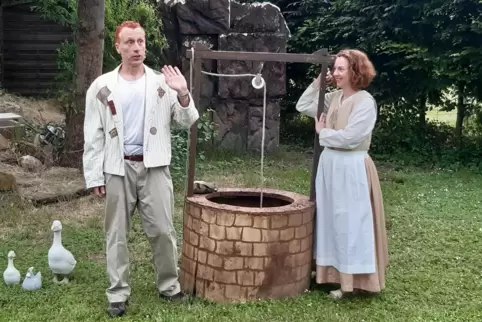 Rotschöpfe unter sich: Titus Feuerfuchs (Klaus Beckerle) und Gänsemagd Salome Pockerl (Karolin Eberle). 