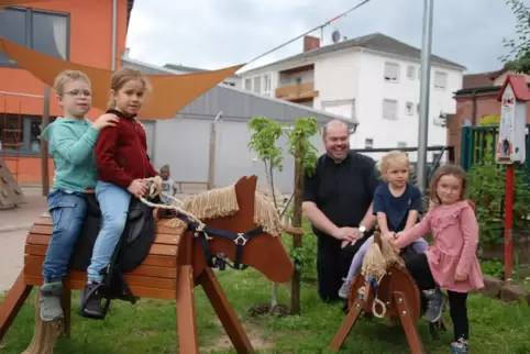Pfarrer Dominik Schindler nahm sich viel Zeit für die Kita-Kinder. Kürzlich war er bei einer Spendenübergabe in der Kita St. Mar
