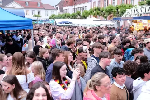 Vor den beiden Großleinwänden, auf denen das Eröffnungsspiel der Fußball-EM übertragen wurde, drängen sich beim Altstadtfest Tau