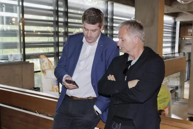 Mit gro&szlig;er Ern&uuml;chterung verfolgt SPD-Fraktionssprecher Patrick Sch&auml;fer (links) am Wahlsonntag das Einlaufen der Zahlen. Seine Pa