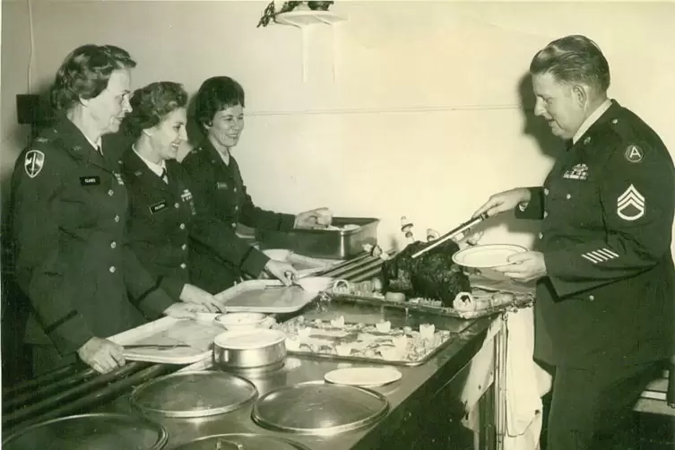 Chefkoch Benjamin Strickland (rechts) verliebte sich in die M&uuml;nchweilerin Thekla Halbgewachs. 