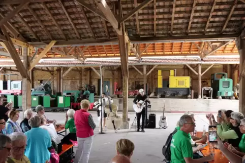 Wanderung auf dem Pfälzer Jakobsweg zur Alten Ziegelei. Dort spielte das Duo „Das Mädchen mit dem Kontrabass“.