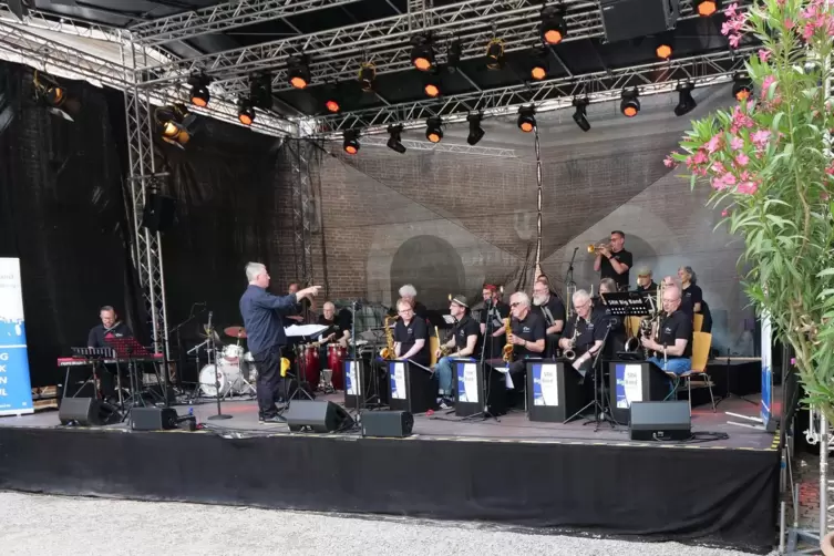 Zur&uuml;ck im &bdquo;Hufeisen&ldquo; spielte die SRH-Big Band unter der Leitung von Rainer Maertens.