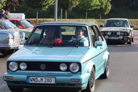Ein auch schon in die Jahre gekommener, aber aufpolierter Golf beim Start zum Oldtimer-Wandern. 