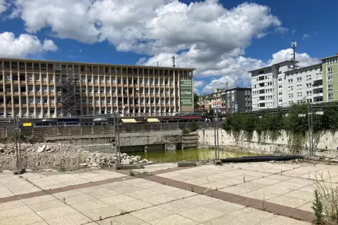 So sieht es aktuell auf dem Berliner Platz aus: Ein »Loch« klafft zwischen Ankerhof und Haltestelle.