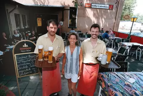 Juli 1998: Lang ist’s her. Gaby van Lier, Betreiberin vom „Müller’s Wirthaus“ mit Servicekräften. 2017 wurde das Lokal geschloss