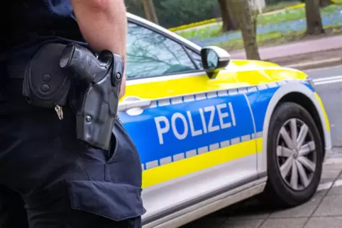 Der Angeklagte soll vier Polizisten bedroht, beleidigt und bespuckt, Nazi-Parolen gegrölt und antisemitische Liedzeilen gesungen Der Angeklagte soll vier Polizisten bedroht, beleidigt und bespuckt, Nazi-Parolen gegrölt und antisemitische Liedzeilen gesungen