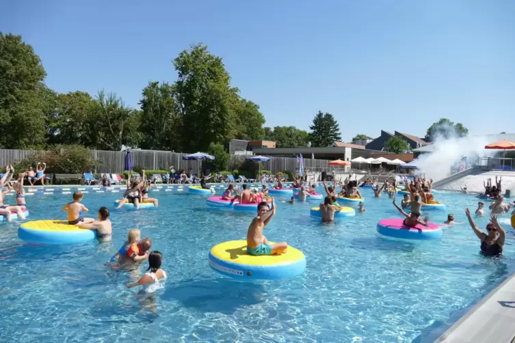 Der Freibadbereich des Bademaxx in Speyer. 