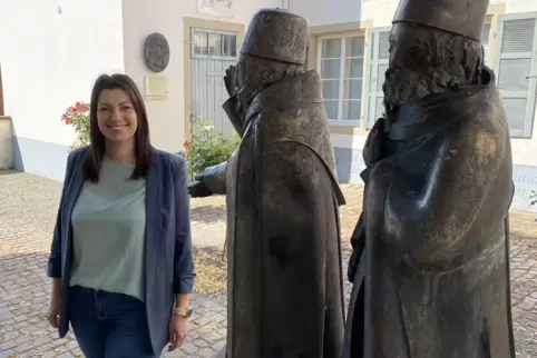 Die Weisen von Speyer: Die Figurengruppe im Judenhof scheint auf Janine Regauer zu deuten. 
