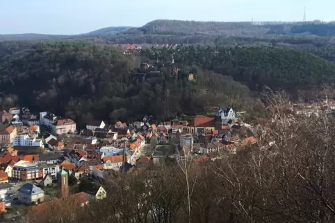 Der Burg-Nanstein-Weg bietet jede Menge schöner Aussichten – wie diese hier vom Bismarckturm aus. 