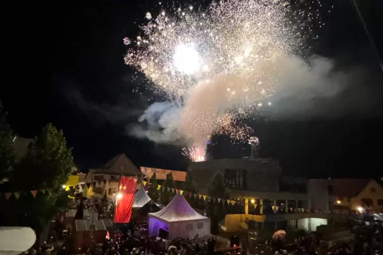 Musical-Melodien untermalten das Feuerwerk zum Abschluss des Heimatfestes und der 1250-Jahrfeier. 