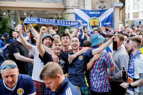 Die schottischen Fans mit Kilt, Schottland-Trikot und bester Feierlaune.