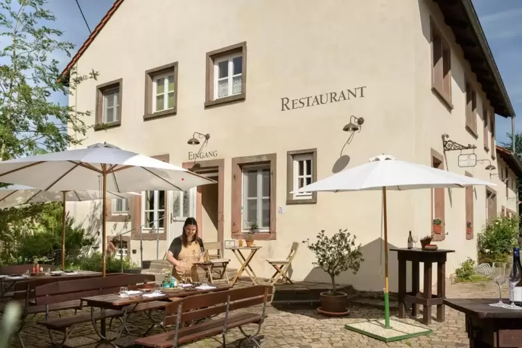 Bei gutem Wetter k&ouml;nnen G&auml;ste auch drau&szlig;en Platz nehmen: die Terrasse. 