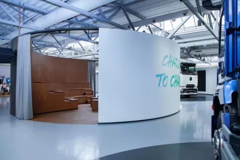 Der eActros600 mit Kino im neuen Experience Center. 