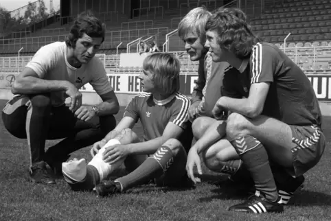 Erich und die Roten Teufel: Trainer Ribbeck bei der Mannschaftsvorstellung 1974/75 mit Hannes Riedl, Ronnie Hellström und Werner