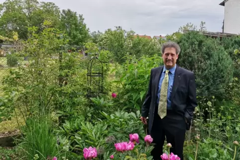 Einsatzort Garten: Am Zaun entstehen die meisten Konflikte zwischen Nachbarn, bei denen Schiedsmann Uwe Schölles zu vermitteln v