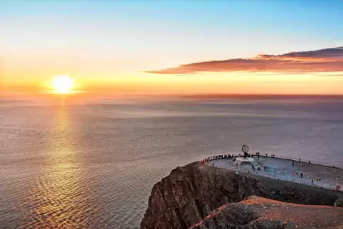 Der Aussichtsplatz am Nordkap in Norwegen ist bei Dauersonnenschein besonders beliebt. 